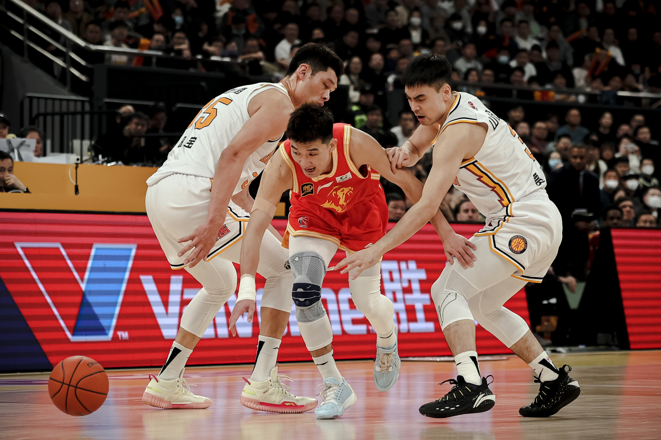 关键时刻中超焦点战，山东男篮门线救险，悬念犹存，阵容厚度经受考验(2014山东鲁能30北京国安)