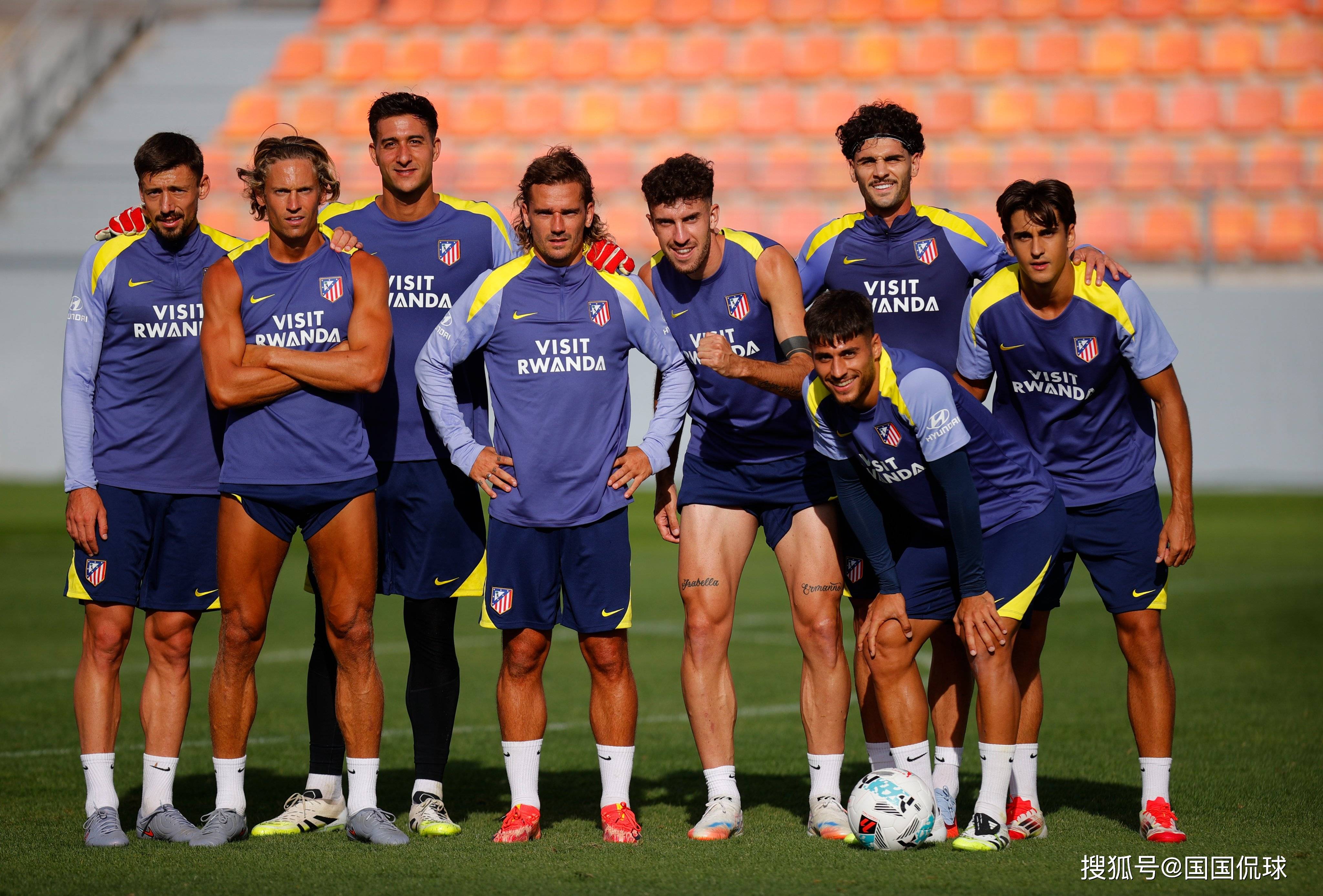 马赛训练开放日；赛后门线救险引欢呼；西甲在即；资深球员宣示担当 